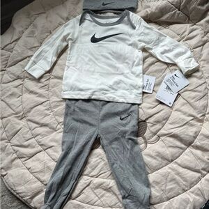 Nike Kids Matching Set in White and Gray